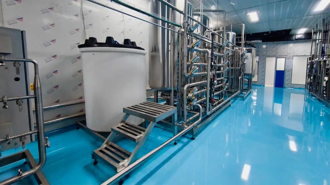 Pasillo de fábrica con tanques de acero